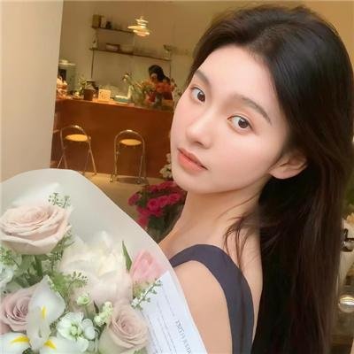 给小酒馆女子喝高杯酒